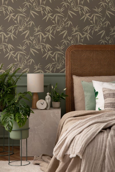 Wohnzimmer mit Sofa, Beistelltisch und brauner Bambusmuster-Tapete