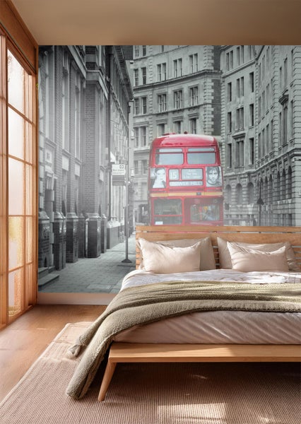 Schlafzimmer mit Fototapete mit Motiv eines Londoner Busses in einer Häuserschlucht