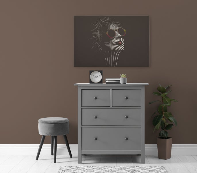 Graue Kommode im modernen Wohnzimmer mit Wandbild, Hocker, Zimmerpflanze und Uhr auf der Oberfläche.
