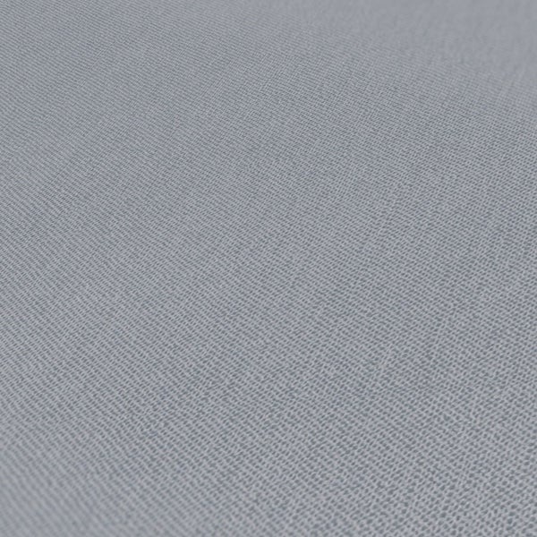 Dekorative Vasen in verschiedenen Formen und Materialien als Tischdekoration