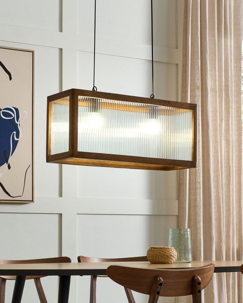 Rechteckige Hängelampe mit Holzrahmen und geriffeltem Glas über einem Esstisch.