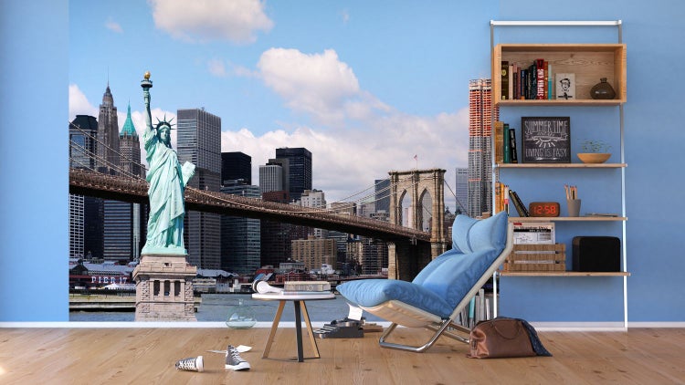 Wohnzimmer mit Fototapete New York, Bücherregal und Sessel