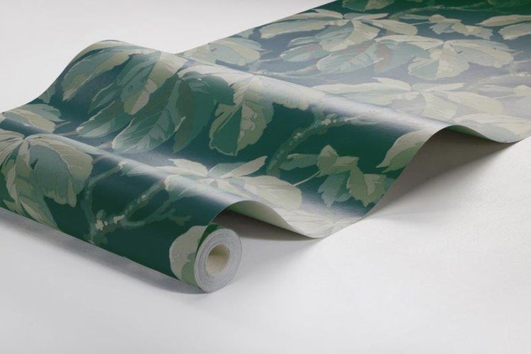 Regal mit Dekorationselementen wie Pflanzen, Büchern und einer Gitterwand mit Notizen.