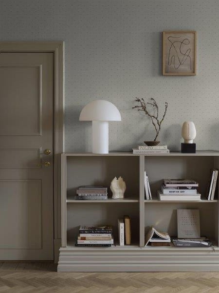 Mann sitzt auf einem dunkelblauen Sitzsack von Green Bean. Vergleichstabelle mit Sternebewertungen für EPS-Perlen, Farbauswahl, Geräuschlosigkeit und Schmutzabweisung.