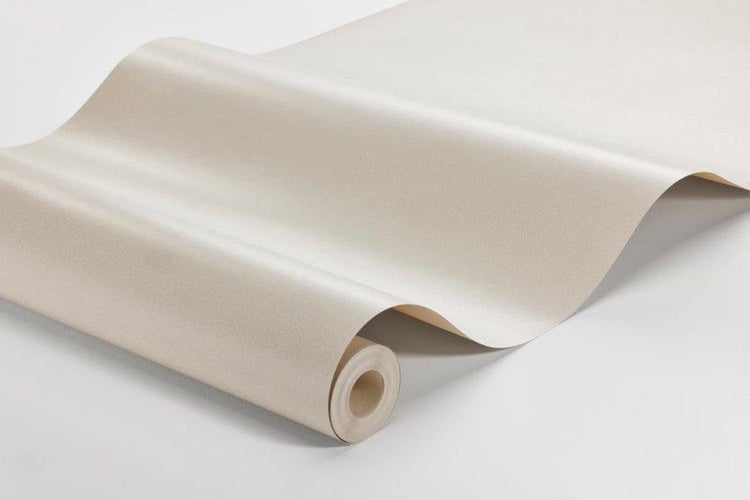 Person entfernt eine Verkleidung mit einem Verkleidungskeil aus einem Kofferraum