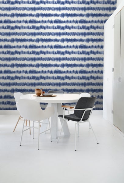 ESTAhome Tapete horizontale Tie-Dye Shibori Streifen Indigoblau und Weiß - 53 cm x 10.05 m - 148689