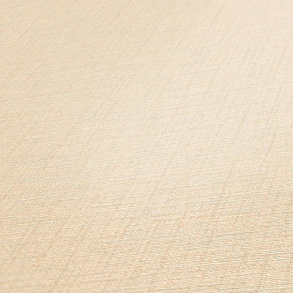 Dekoratives Schlafzimmer mit Kissen mit Vogelmuster und farbenfroher Wimpelkette