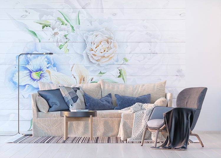 Wohnzimmer mit Sofa, Sessel, Tischlampe und Blumenmuster Tapete