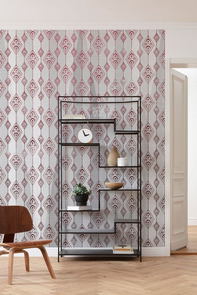 Dekorative Wand mit Tapete, Regal und Holzstuhl