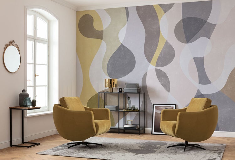 Wohnzimmer mit zwei Sesseln, Regal und gemusterter Tapete für ein modernes Ambiente