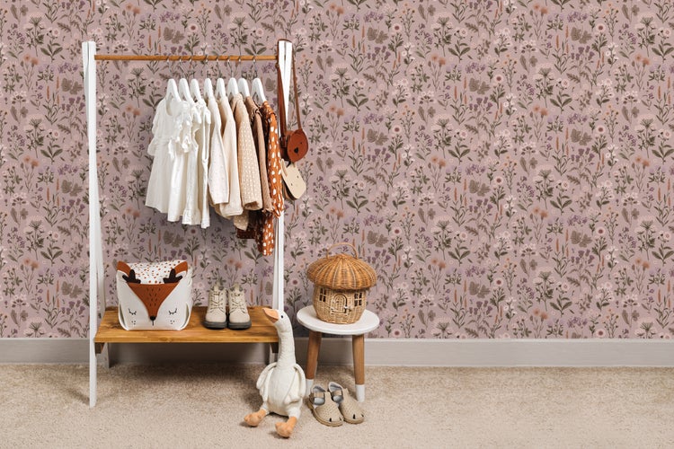 Kinderzimmer mit Kleiderständer, Kleidung, Spielzeug und Blumentapete