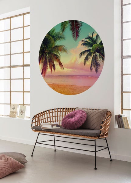 Wandbild mit Strandmotiv und Palmen in einem Wohnraum mit Sitzbank.