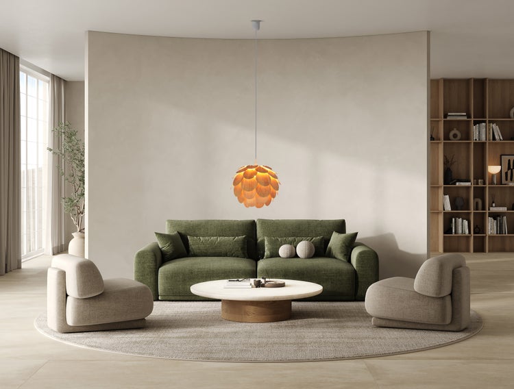 Wohnzimmer mit grünem Sofa, zwei Sesseln, rundem Teppich und Holzhängeleuchte