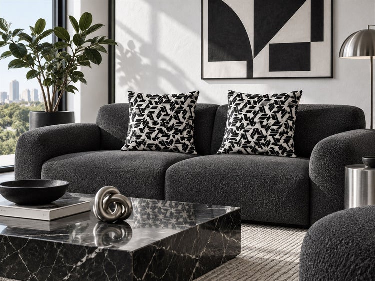 Modernes Wohnzimmer mit dunklem Sofamöbel, gemusterten Zierkissen, einem quadratischen Marmor-Couchtisch und einem abstrakten Wandbild.
