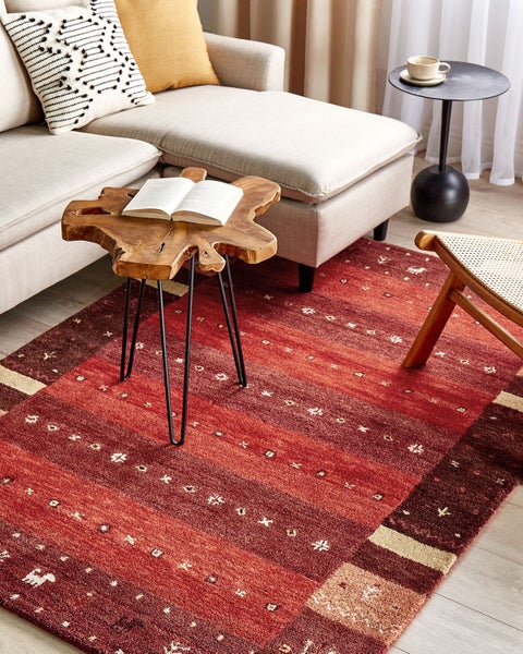 Detailansicht eines Teppichs mit geometrischen Mustern