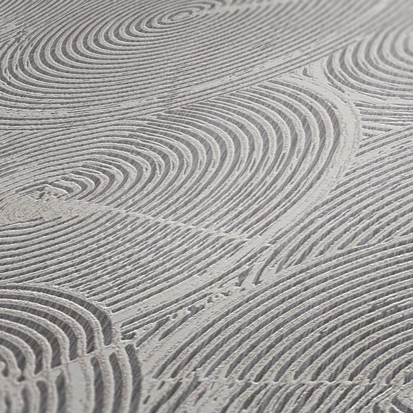 Wohnzimmer mit grauer Tapete mit Kreisdesign, Holzregal, Korblampe und Holzboden