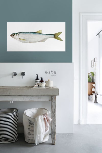 Dekorative Illustration eines Fisches als Wandbild im Badezimmer über einem Waschbecken.