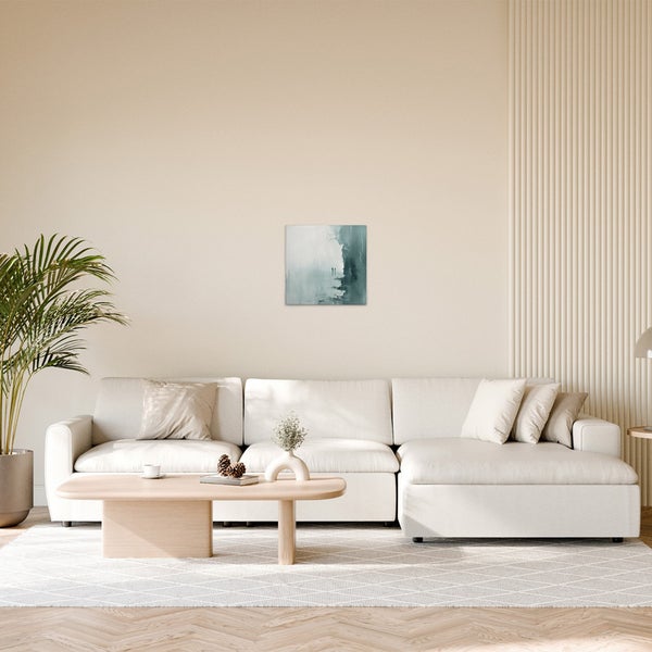 Wohnzimmer mit Sofa, Tisch und abstraktem Kunstwerk an der Wand