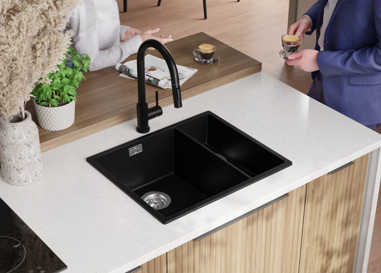 Küchenszene mit Spüle, Armatur und Arbeitsplatte