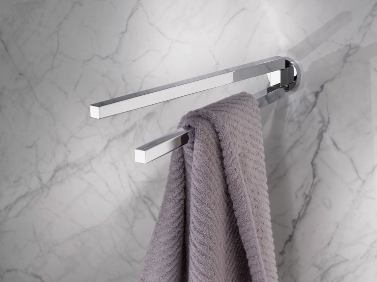 Doppel Handtuchhalter aus Metall mit glänzender Oberfläche an einer Marmorwand befestigt mit einem hängenden Handtuch
