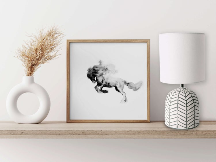 Dekorative Szene mit Vase, Trockenblumen, Pferdebild und Tischlampe auf einem Regal.