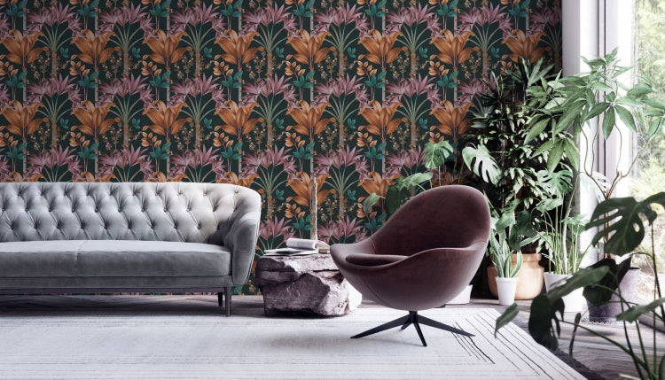 Wohnzimmer mit Sofa, Tischen und floraler Tapete