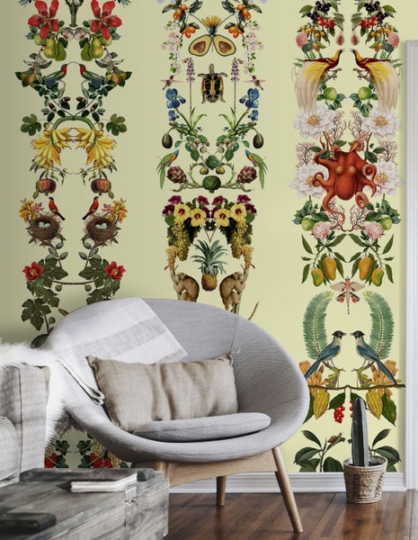 Raum mit floraler Mustertapete, Sessel und Holztisch