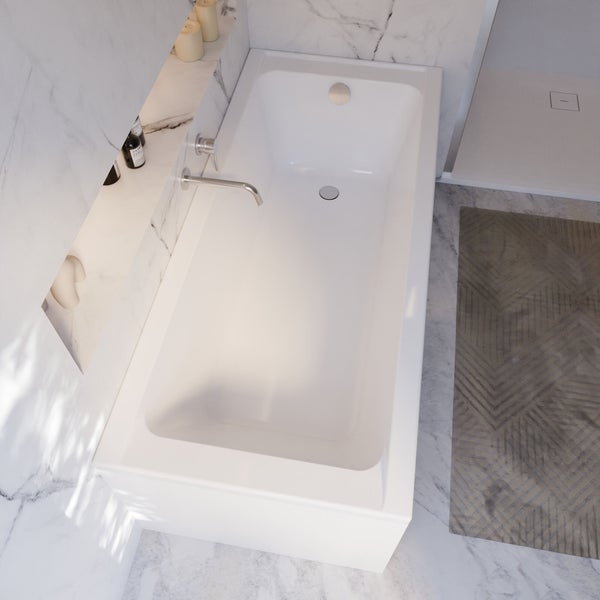 Badezimmer mit Badewanne, Armatur und Dekoartikeln.