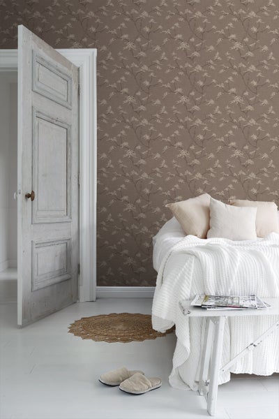 Wohnzimmer mit gemusterter Tapete, Sofa und Dekoration