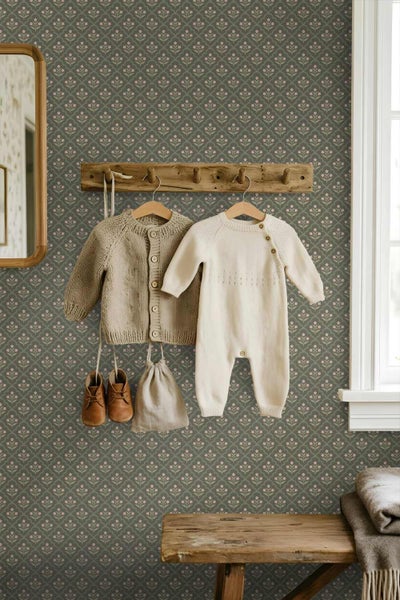 Vliestapete mit kleinem Blumenmuster im Vintage-Stil in einem Kinderzimmer mit Holzmöbeln und Babykleidung.
