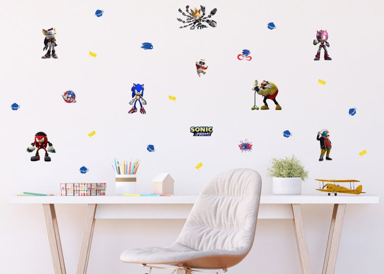 Sonic Prime Wandsticker Set mit verschiedenen Charakteren und Motiven in einem hellen Kinderzimmer über einem Schreibtisch.