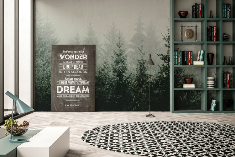 Modernes Wohnzimmer mit Wald-Fototapete, einem Text-Poster, Regal, rundem Musterteppich und Fischgrätparkett.