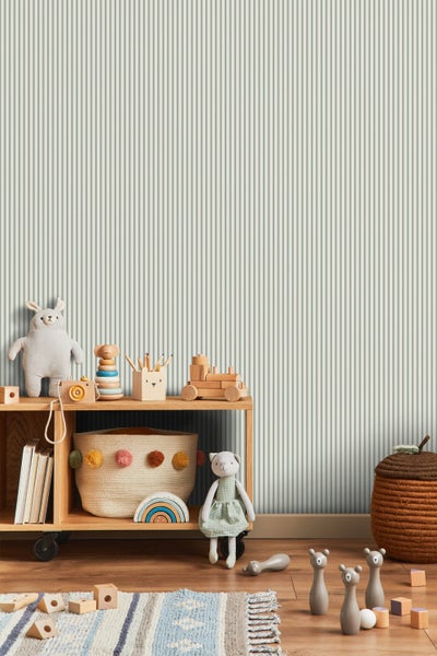 Kinderzimmer mit gestreifter Tapete und Spielzeugregal