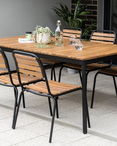 Gartenstuhl mit Holzlatten auf Sitzfläche und Rückenlehne, Gestell aus Metall