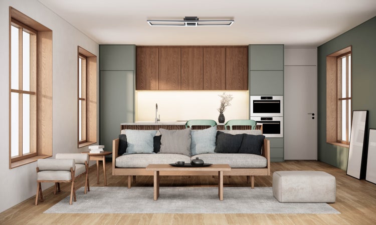 Heller Wohnraum mit Sofa, Couchtisch und Küchenzeile