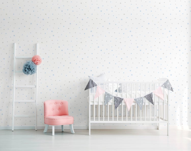 Kinderzimmer mit Sternentapete, Holzkiste und Stofftier