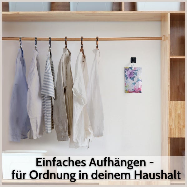 Organisierter Kleiderschrank aus Holz mit aufgehängten Hemden und einem floralen Duftsäckchen an einem Haken für Ordnung im Haushalt.