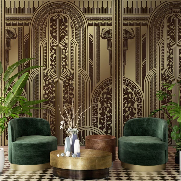 Elegantes Wohnzimmer mit Art-Déco-Tapete, Sesseln und dekorativen Accessoires.