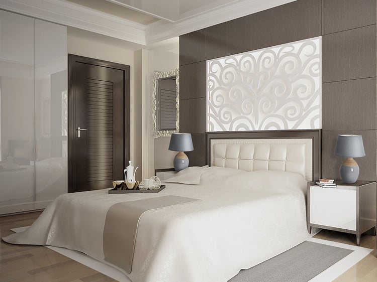 Helles Schlafzimmer mit Doppelbett, Nachttischen und dekorativer Wandgestaltung