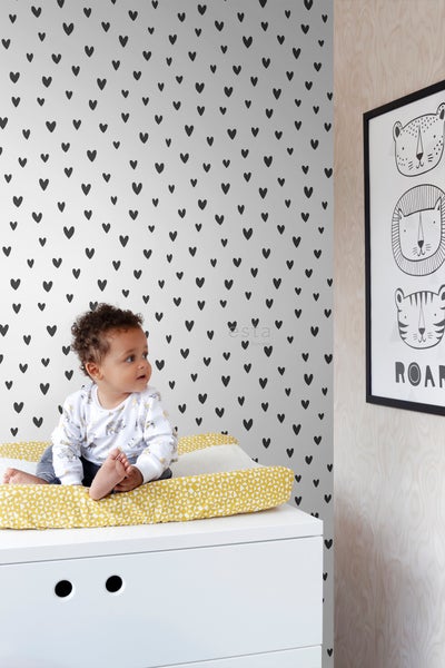 Babyzimmer mit Herz-Tapete, Wickelauflage und Tier-Poster