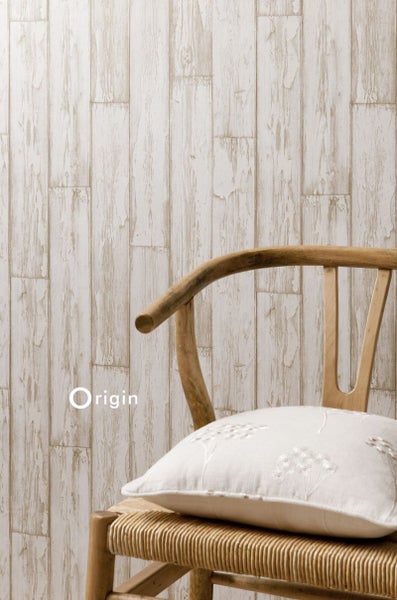 Tapete in Holzoptik mit Stuhl und Kissen