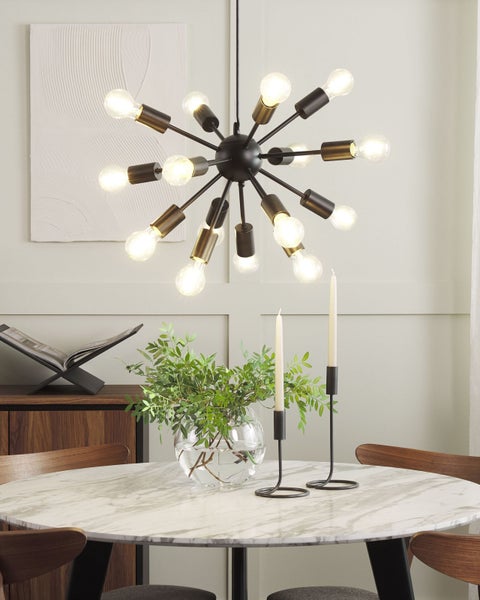 Schwarze Hängeleuchte mit mehreren Glühbirnen