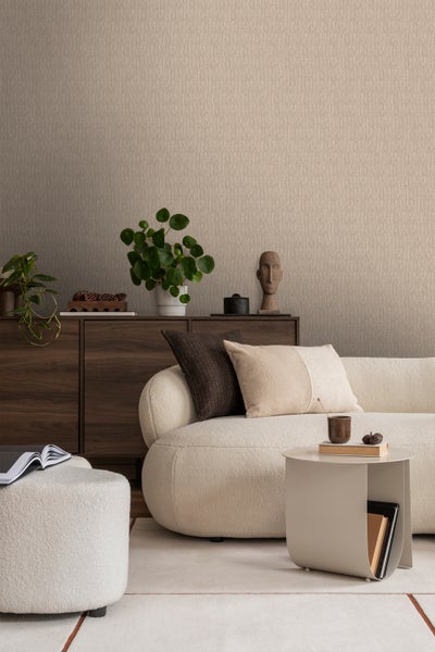 Dekoratives Zimmer mit Tapete, Pflanze und Windlichtern auf einem Regal.