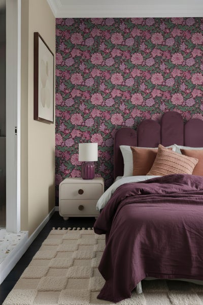 Schlafzimmer mit gemusterter Tapete, Bett, Nachttisch und Teppich