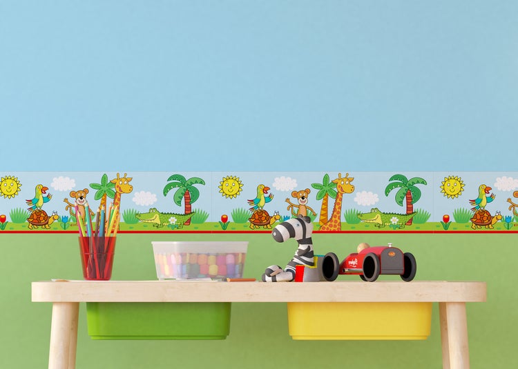 Kinderzimmer mit Bordüre mit Tiermotiven, Tisch mit Stiften, Spielzeugzebra und Spielzeugauto