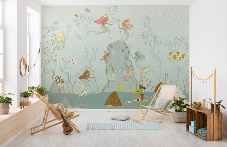 Dekoratives Kinderzimmer mit Meerjungfrau-Tapete, Strandkörben und Holzkiste als Regal