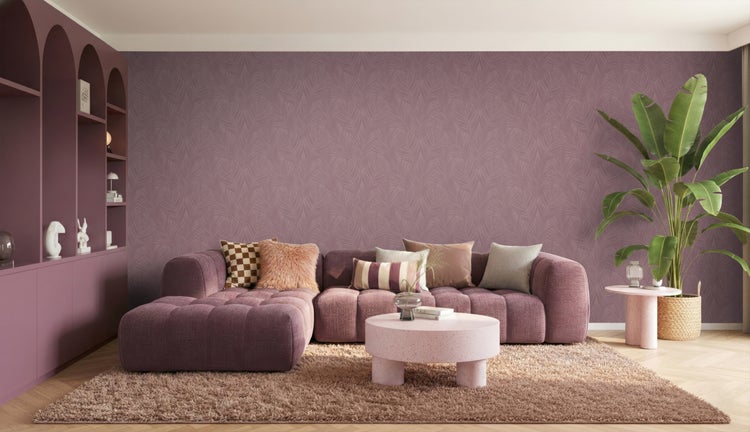 Wohnzimmer mit Sofa, Couchtisch, Teppich, Zimmerpflanze und Regal