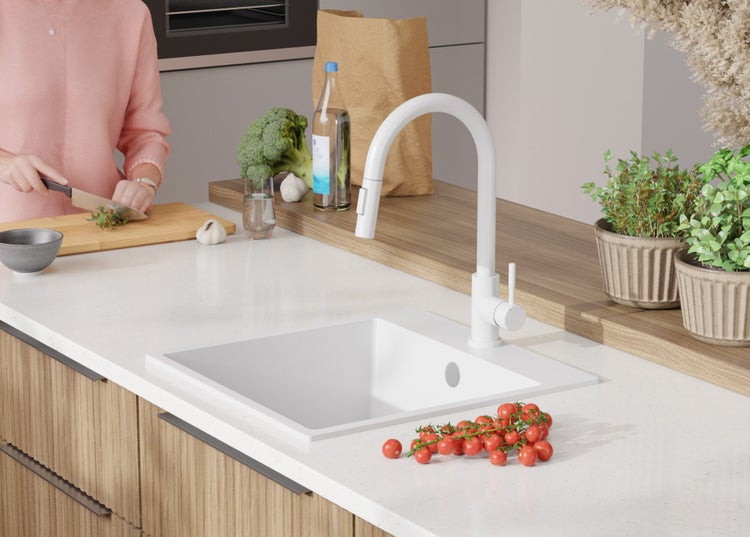 Küchenszene mit Spüle, Armatur und Lebensmitteln auf einer Küchentheke