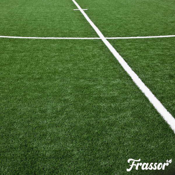 Grüner Kunstrasen für Sportplätze mit weißen Markierungslinien und Frassor Logo.