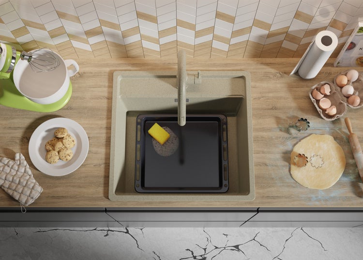 Küchenszene mit Spüle, Teig, Plätzchen und Küchenmaschine